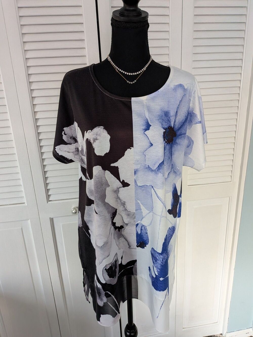 Chicos Zenergy Tunic Top Women's M/1  Black Blue Art Sheer Border Floral Stretch